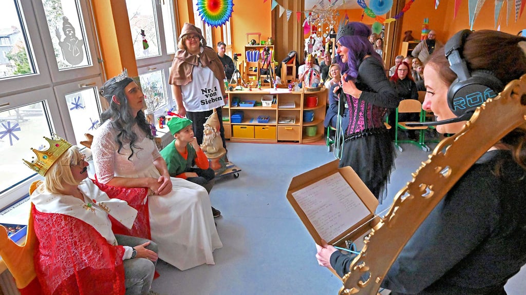 Eltern gestalten Theater: Schneewittchen (2. v. l.) heiratet ihren kleinen König (li.). Die böse Königin mit ihrem frechen Spiegel ärgert sich. 