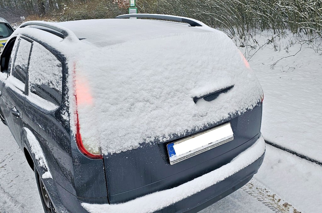 Dieser Fahrer zeigte sich laut Polizei empört über die Kontrolle. Dabei dürfte die Rundumsicht sehr eingeschränkt gewesen sein.