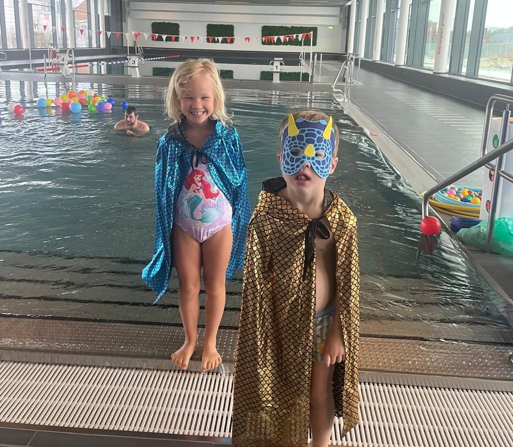 An Rosenmontag sind beim Kleinkindschwimmen des DRK-Familienzentrums Oschersleben auch Arne und seine Schwester Maditha im Superhelden-Kostüm erschienen. 