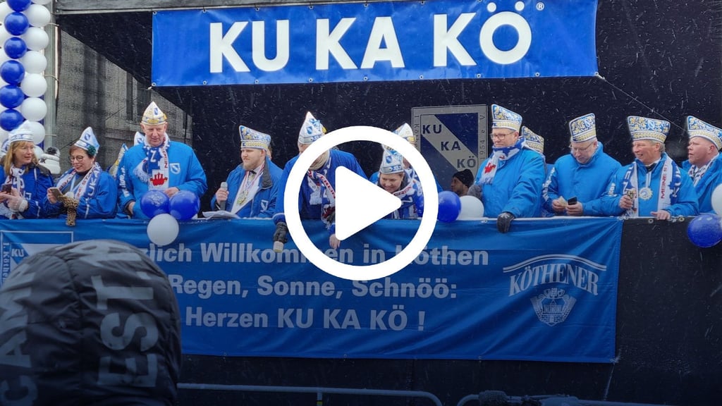 Präsidenten unter sich: Ministerpräsident Sven Schulze, Kukakö-Präsident Till Mormann (mit Mikrofon) und Bauernpräsident Olaf Feuerborn (v.r.) mitten im Treiben.