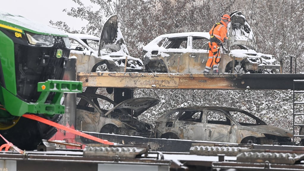 Mehrere Autos, die auf einem Güterzug geladen waren, fingen in Magdeburg Feuer.