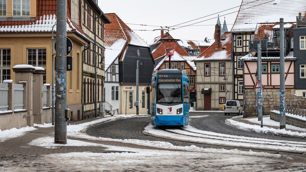 Die Straßenbahn gehört in Halberstadt seit mehr als 120 Jahren zum Stadtbild. Ob das so bleibt? Aktuell macht das Winterwetter der Technik zu schaffen.&nbsp;
