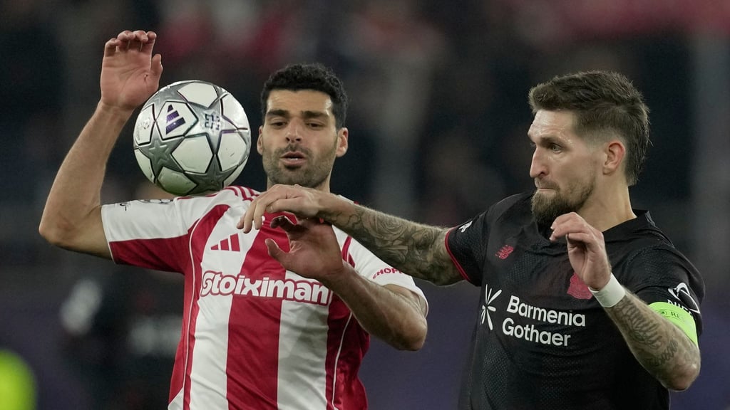 Bayer Leverkusen um Kapitän Robert Andrich (r) ist erneut bei Olympiakos Piräus gefordert. (Archivbild)