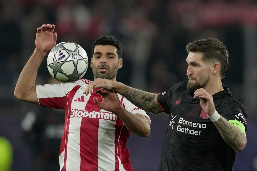 Bayer Leverkusen um Kapitän Robert Andrich (r) ist erneut bei Olympiakos Piräus gefordert. (Archivbild)