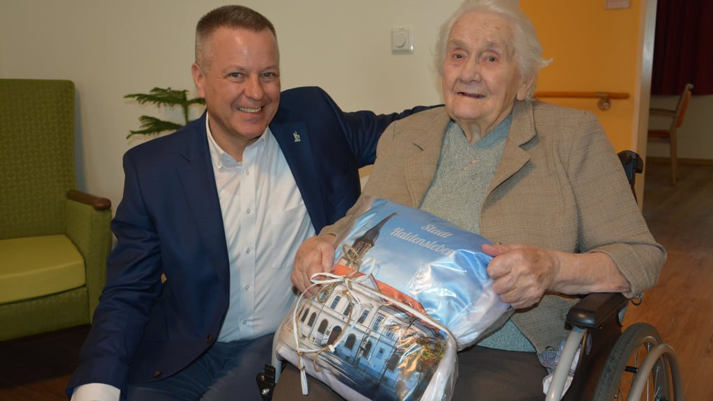 Elfriede Gusewski aus Bornstedt hat im Pflegeheim Josephinum ihren 100. Geburtstag gefeiert. Zu den Gratulanten gehörte auch Bürgermeister Bernhard Hieber.