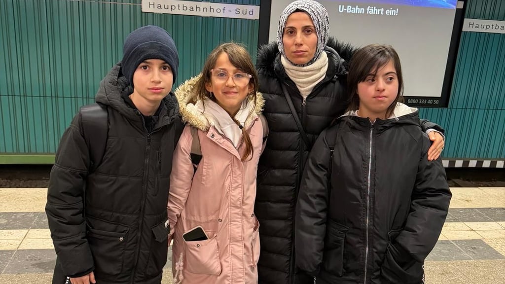 Süheyla Temiz und ihre Kinder leben in einer vom Landkreis gestellten Wohnung in Wefensleben. Für das Jahr 2024 besteht eine Betriebskostennachzahlung von 10.000 Euro.