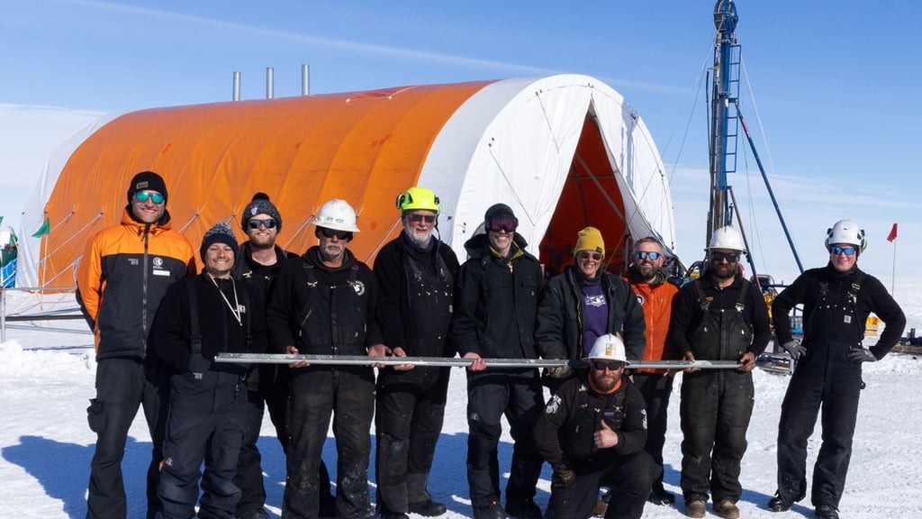 Das internationale Forscherteam holte den Bohrkern aus Hunderten Meter Tiefe unter dem Eis.