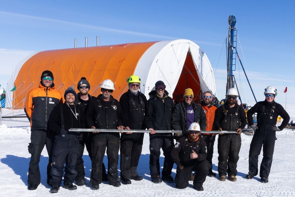 Das internationale Forscherteam holte den Bohrkern aus Hunderten Meter Tiefe unter dem Eis.