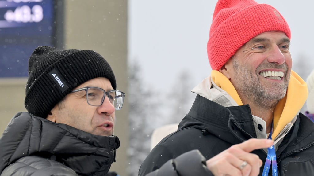 Jürgen Klopp (r) plauderte mit Biathlon-Legende Ole Einar Björndalen.