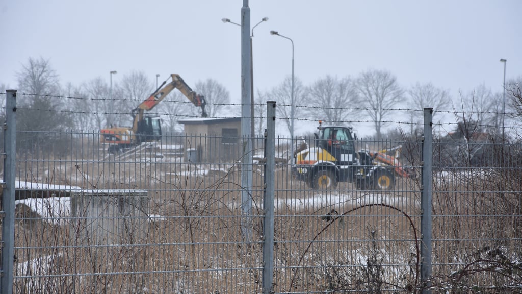 Auf dem umzäunten Gelände der Bohrschlammgrube wird seit Dienstag gearbeitet.