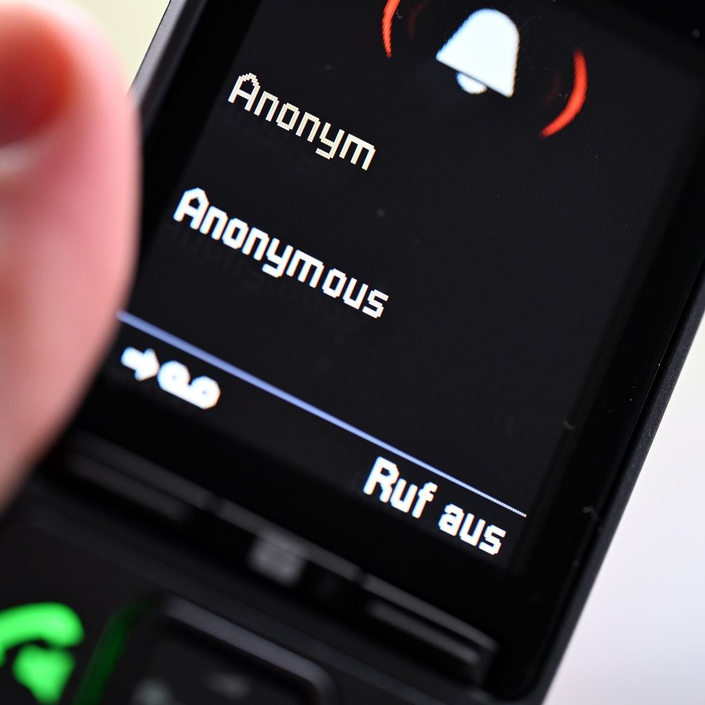 Aufklärung hilft: Enkeltrick, Schockanrufe und Missbrauch von Vollmachten sind häufige Gefahren über die Pflegebedürftige informiert werden sollten.