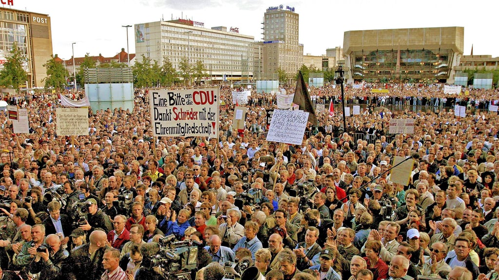  Augustusplatz in Leipzig, aber nicht im Herbst 1989: Montagsdemonstration gegen die geplanten Hartz-IV-Gesetze im Jahr 2004