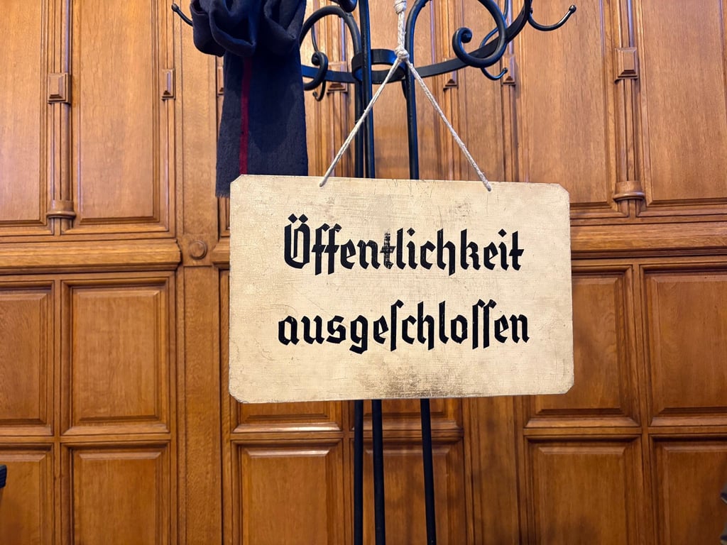 Details zum Urteil gegen den Tanztrainer erfuhr die Öffentlichkeit nicht - sie wurde zum Schutz der Opfer und des Angeklagten ausgeschlossen.