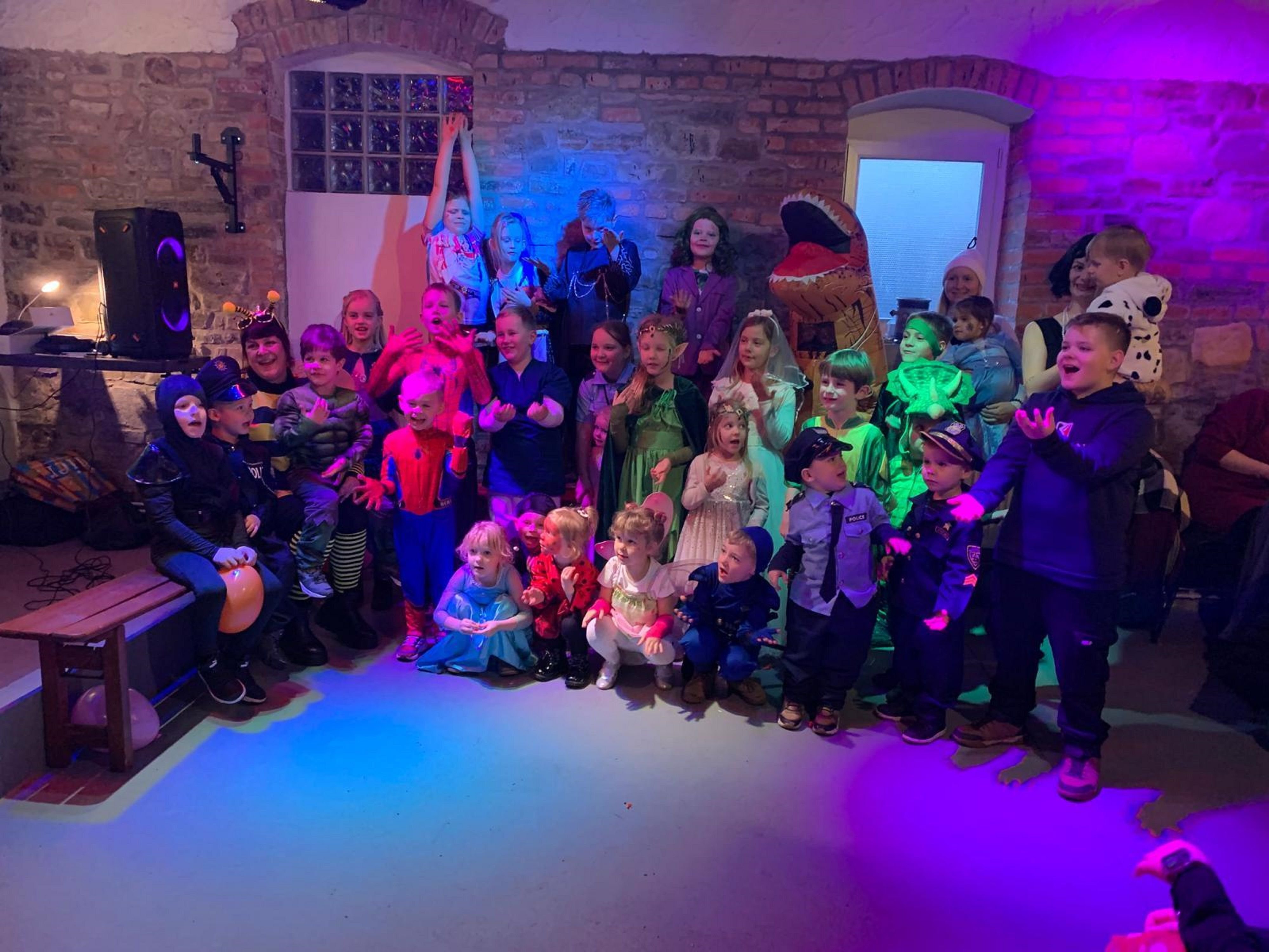 Fasching in der Börde: Kinder feiern im alten Hemsdorfer Speicher