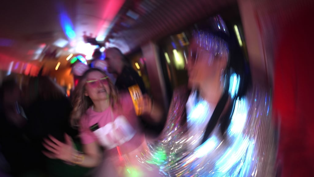 Am Wochenende tanzten und feierten viele Leute zu Karnevalsmusik.