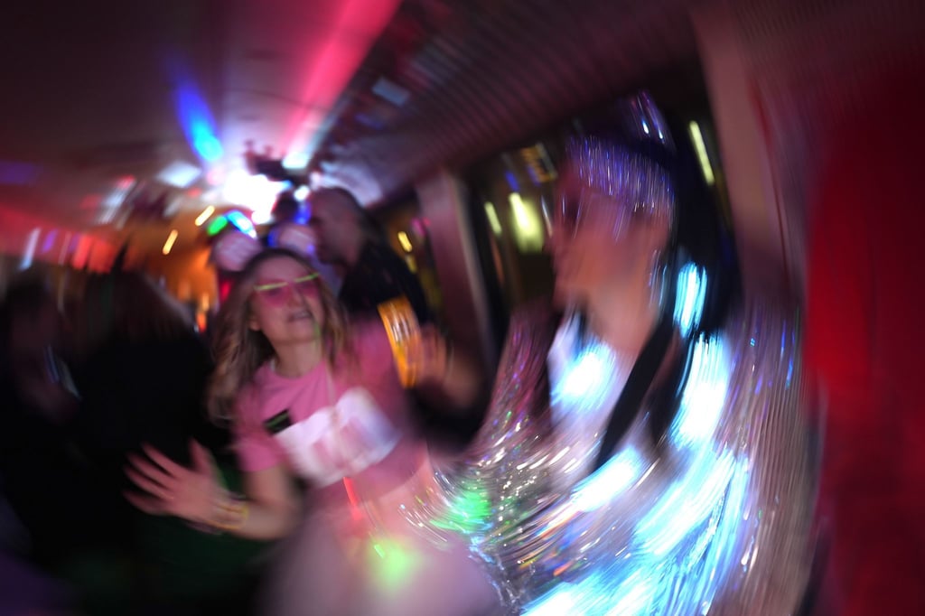 Am Wochenende tanzten und feierten viele Leute zu Karnevalsmusik.