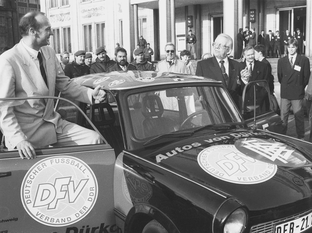 November 1990 in Leipzig: DFV-Präsident Hans-Georg Moldenhauer (l.) schenkt DFB-Präsident Hermann Neuberger einen Trabant zur deutschen Fußballeinheit.