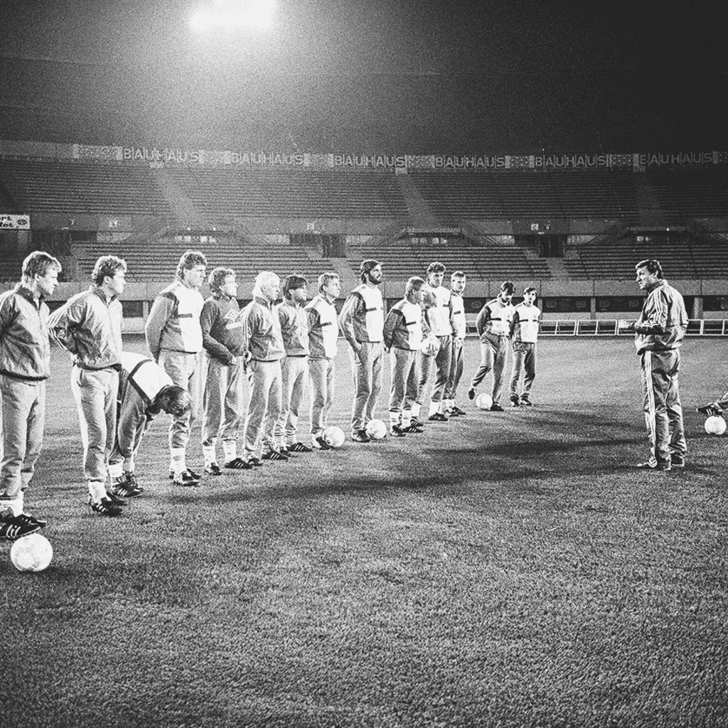 November 1990 in Leipzig: DFV-Präsident Hans-Georg Moldenhauer (l.) schenkt DFB-Präsident Hermann Neuberger einen Trabant zur deutschen Fußballeinheit.