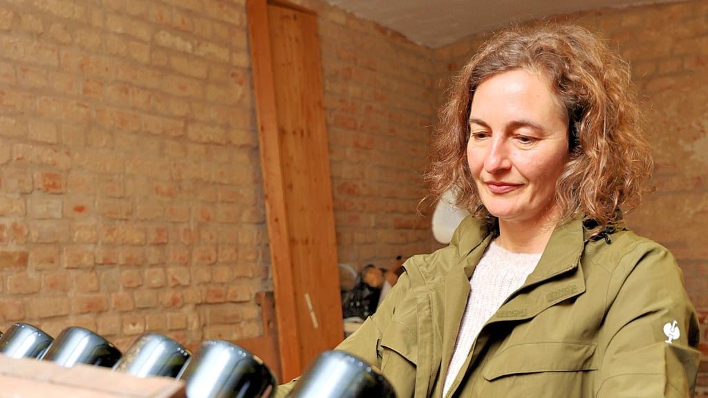 Bekommt trotz täglichen Flaschendrehens keinen Drehwurm: Franziska Zobel betreibt nebenberuflich eine Cider-Manufaktur in Obschütz.