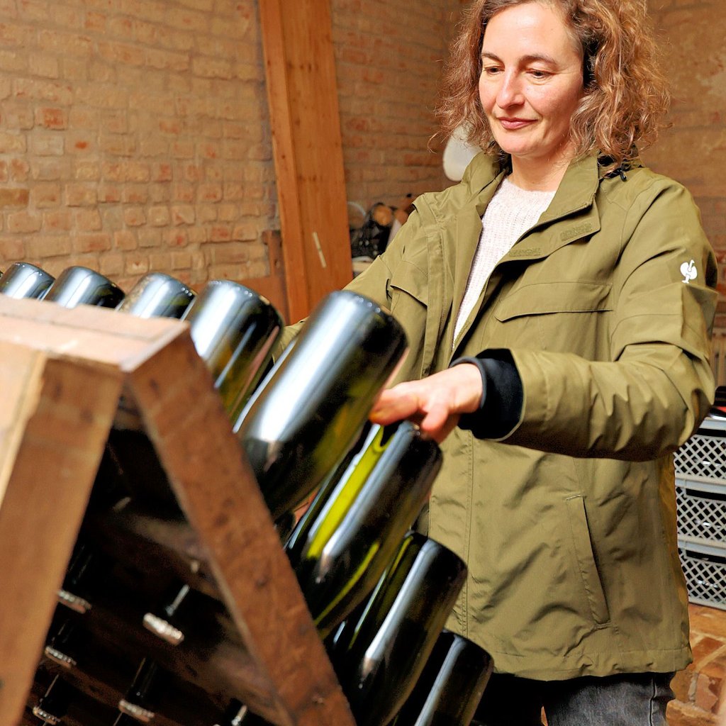 Bekommt trotz täglichen Flaschendrehens keinen Drehwurm: Franziska Zobel betreibt nebenberuflich eine Cider-Manufaktur in Obschütz.