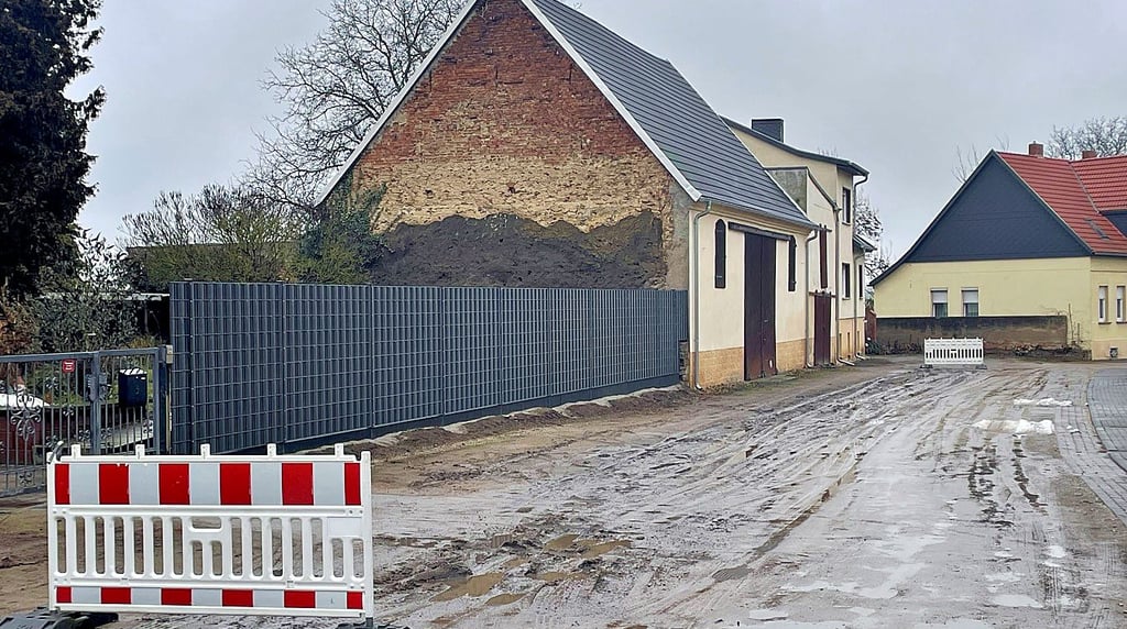 Die Schmiedegasse in Pobzig ist aufgrund ihres schlechten Zustands teilweise gesperrt. Eine Sanierung ist dringend nötig.