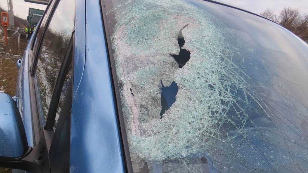 Ähnlich wie auf diesem Archivfoto, das nach einem Unfall auf der A38 entstanden ist, ist jetzt auf der A9 bei Weißenfels ein Pkw durch von einem Lkw herabfallende Eisstücke getroffen und beschädigt worden.