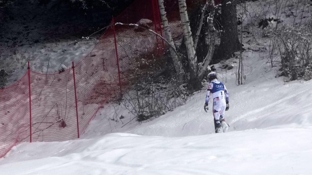 Ein Bild dieser Winterspiele: Atle Lie McGrath stapfte nach seinem Aus im Slalom einsam durch den Schnee in Richtung eines Waldstück.