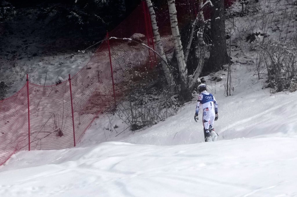 Ein Bild dieser Winterspiele: Atle Lie McGrath stapfte nach seinem Aus im Slalom einsam durch den Schnee in Richtung eines Waldstück.