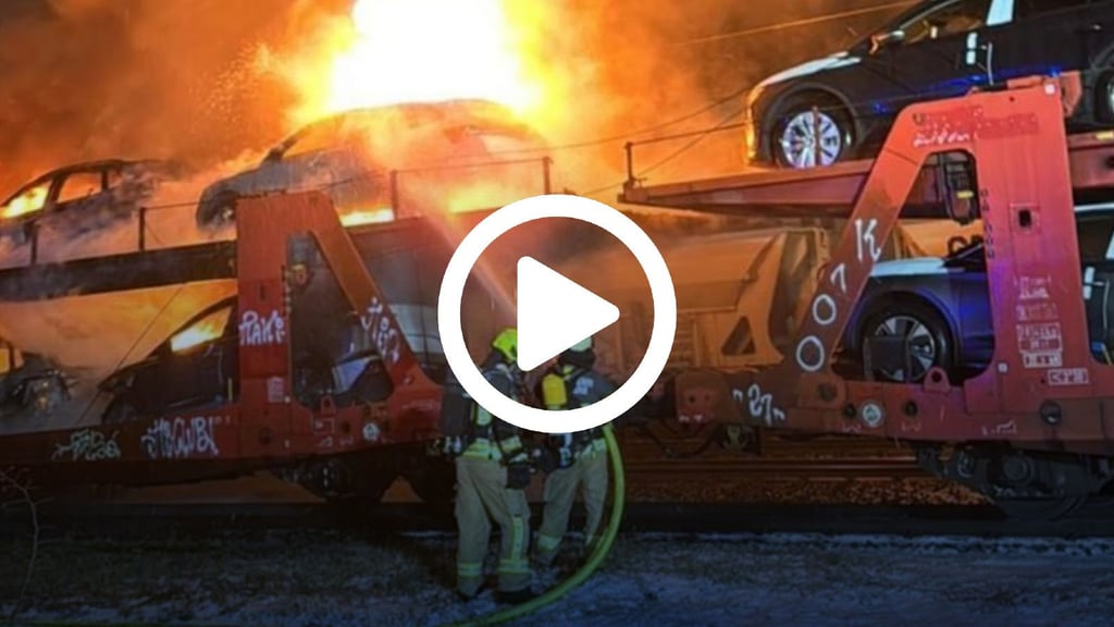 Am Montagabend, 16. Februar 2026, brannte ein Güterzug in Magdeburg-Sudenburg. Mehrere Autos wurden beschädigt.
