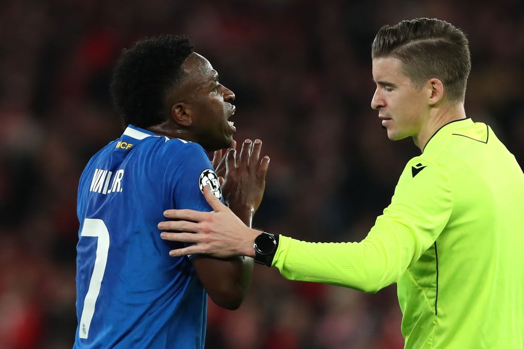 Real Madrids Vinícius Junior im Gespräch mit Schiedsrichter Francois Letexier.