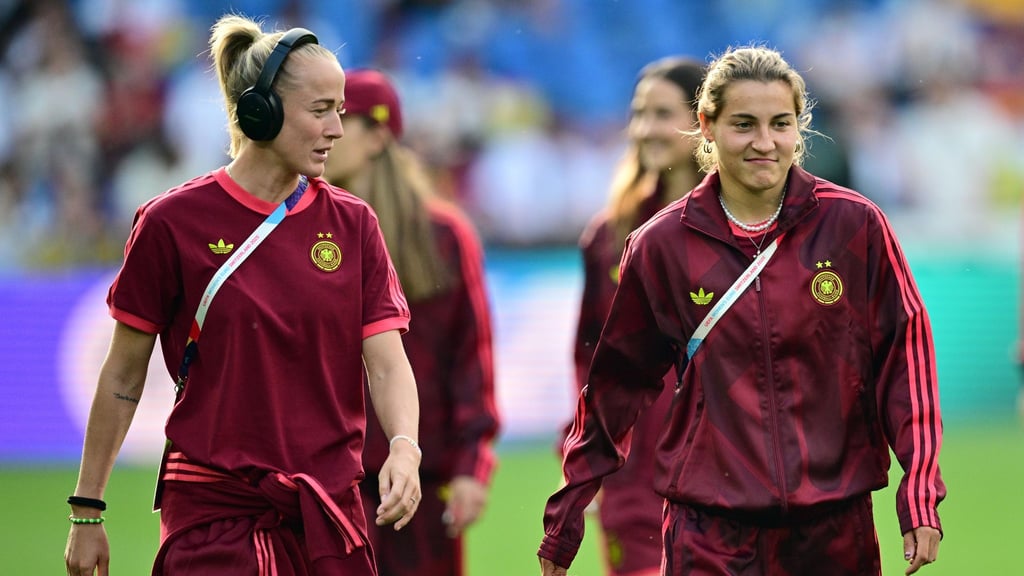 Zurück in der DFB-Auswahl: Lea Schüller (l.) und Carlotta Wamser. (Archivbild)