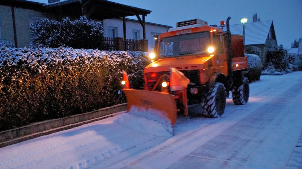Der Winter lässt nicht locker. Minustemperaturen und immer wieder Schneefälle am Tage und auch in der Nacht. Die Mitarbeiter des Havelberger Bauhofs sind so wie am Dienstag dann schon in den frühen Morgenstunden im Einsatz, so wie hier Dirk Brecht mit dem Schneepflug in der Eigenheimsiedlung „Am Schmokenberg“. 