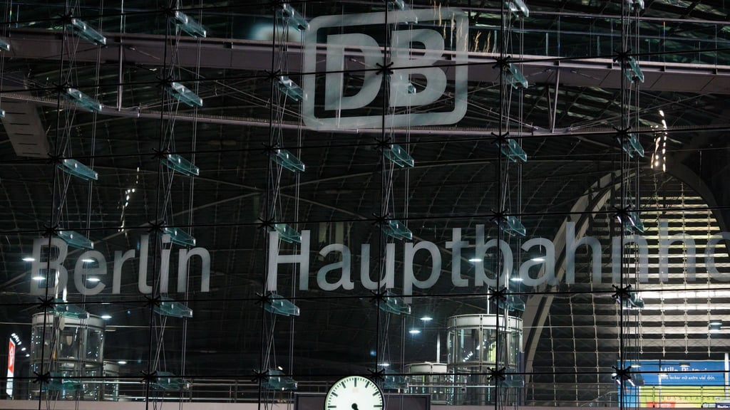 Rund sechs Monate nach einem Messerangriff gegen einen 42-jährigen Bahnreisenden hat der mutmaßliche Täter vor dem Berliner Landgericht gestanden. (Archivbild/Illustration)