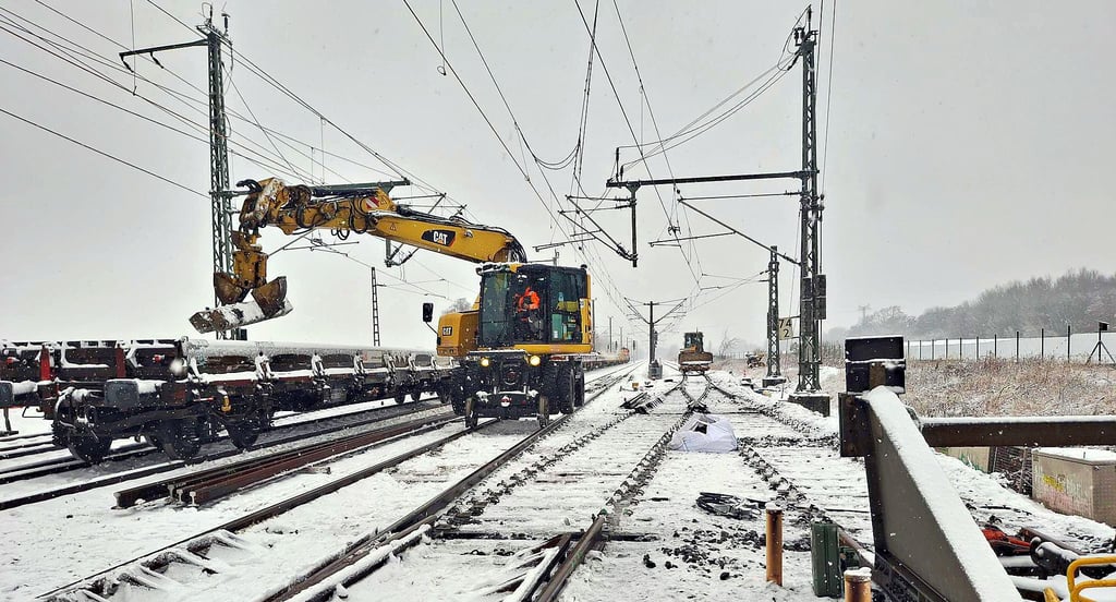 Arbeiten an den Gleisen sind auch bei Minusgraden teilweise noch möglich, wie hier bei Neustadt (Dosse). Trotz  aller  Bemühungen der Bahn und ihrer Auftragnehmer ist der Fertigstellungstermin 1. Mai 2026 nicht mehr zu halten.