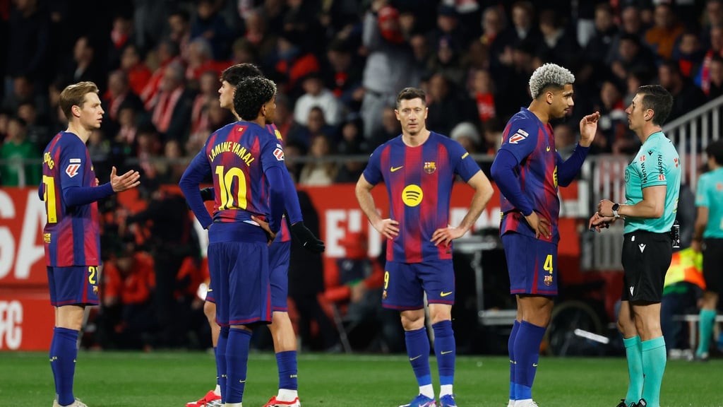 Waren mit der Leistung des Schiedsrichters nicht einverstanden: Die Spieler des FC Barcelona