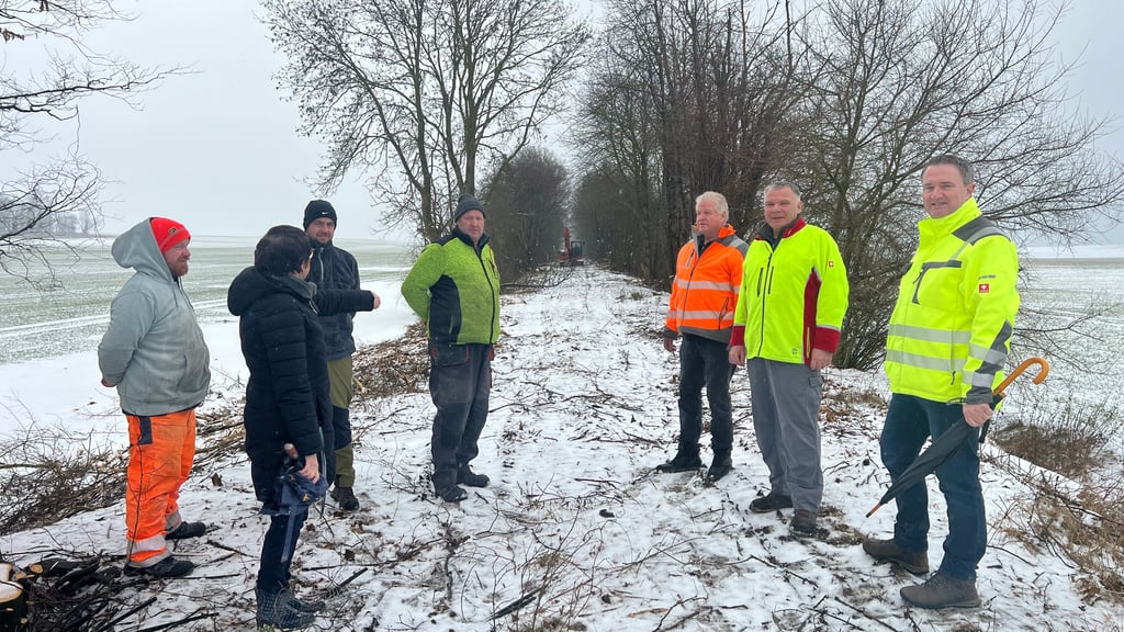 Baubesprechung des neuen Abschnitts des Huy-Radwegs von Dedeleben aus.