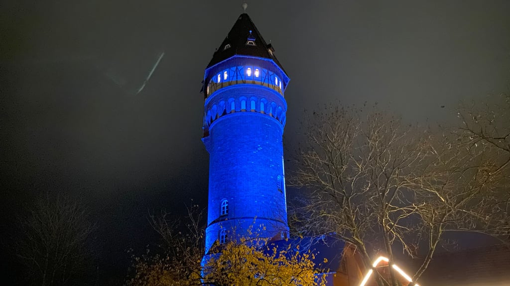 Der Burger Wasserturm kann in eindrucksvollen Farben leuchten - wie hier in Blau als Unterstützung für Unicef.