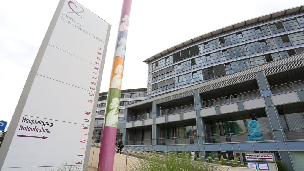 Hinter den Türen des Harzklinikums – hier das Krankenhaus in Quedlinburg – brodelt ein Tarifstreit.