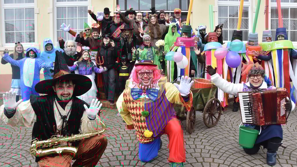 Bunt, laut und traditionsreich: In fantasievollen Kostümen ziehen die Wurstsänger durch Böddensell und halten mit Musik, Humor und Beutezug einen alten Brauch lebendig. Räuber Nico Bliesener (vorn; v.l.), Jens Bliesener als gut gelaunter Spaßmacher und „Zugpferd“ des Wagens sowie Anja Bliesener als „Oberwischmöppsin“ führen die bunt verkleidete Wurstsänger-Schar an.
