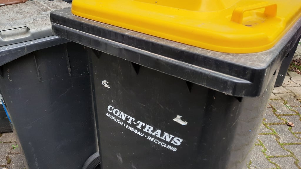 Eine Mülltonne mit dem Logo des Abfallentsorgers Cont-Trans.