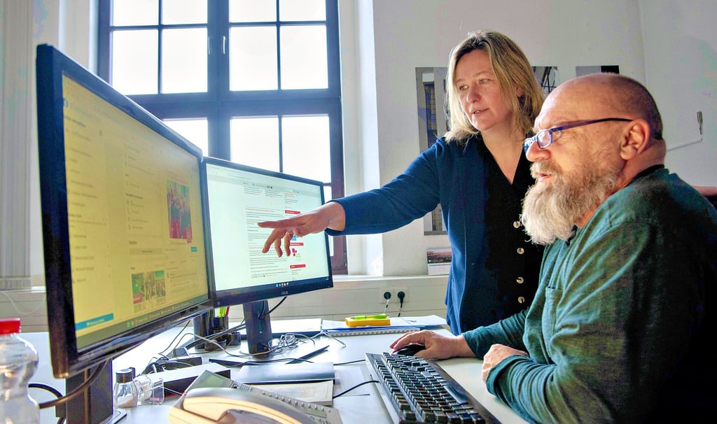  Katrin Kuhnt, Leiterin des Referats des Oberbürgermeisters,  und Pressesprecher Ralf Schüler gehören zum Team, das den Auftritt der Stadt in den sozialen Medien mit betreut. 