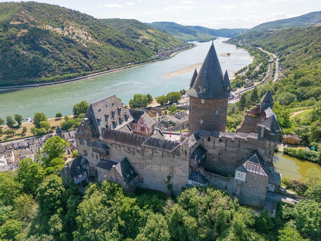 Mit Burgen und Festungen sind die Ufer des Rheins bebaut: Burg Stahleck bei Bacharach.