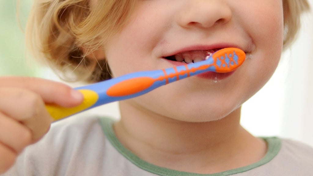 Schutz vor Karies: Kinderzahnpasten mit Fluorid härten den Zahnschmelz und beugen Schäden vor.