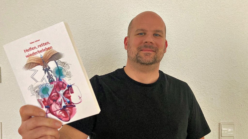 Gabor Juhasz präsentiert sein Buch „Helfen, retten, wiederbeleben“.