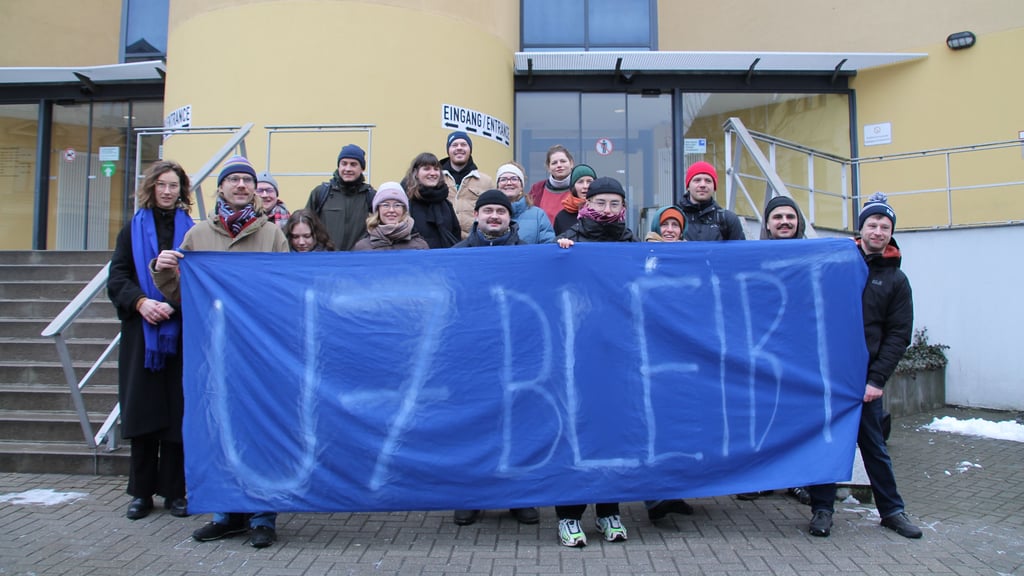 Vor dem Amtsgericht gab es eine Solidaritätskundgebung, drinnen wehrte sich eine siebenköpfige WG aus der Ulestraße gegen eine Räumungsklage. 