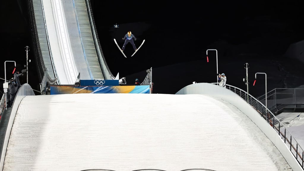 Skispringer Philipp Raimund überragte mit dem Olympiasieg.