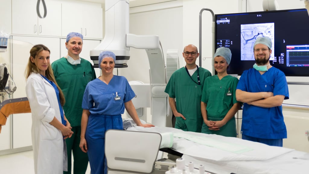 Das Team der Kardiologie des Klinikums Cracau in Magdeburg im Herzkatheter-Labor: (v. l.) Oberärztin Sarah Burckhardt, Pfleger Johannes Gröninger, Schwester Virginia Stein, der leitende Oberarzt Ervin Sz. Balogh, Schwester Natalie Reimann und Pfleger Jan Gaube 
