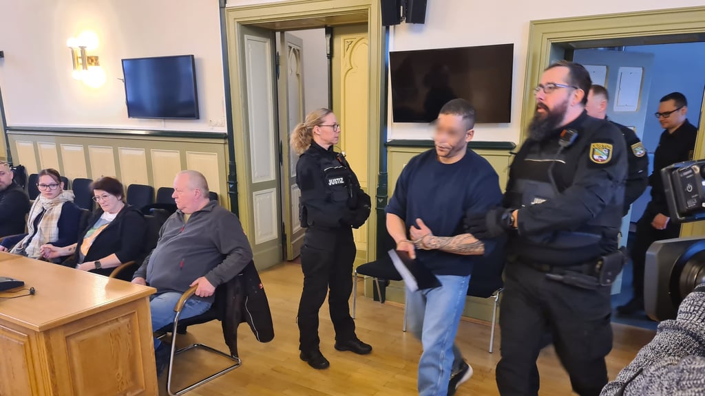 Der im Liebeszellenprozess angeklagte Stephan A. wird am letzten Verhandlungstag in den Saal des Landgerichts Stendak geführt.