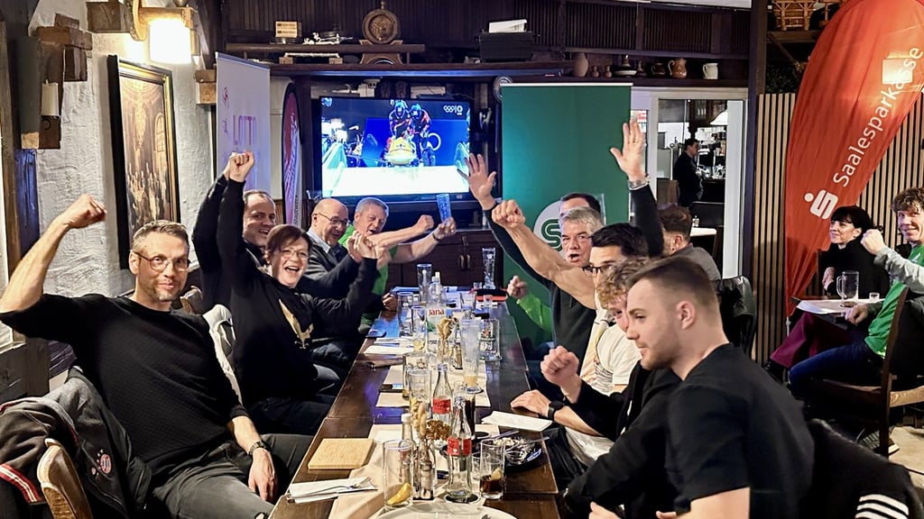 Jubel im Tomic in Halle über Deutschlands Bob-Fahrer und Silber für Alexander Schüller.