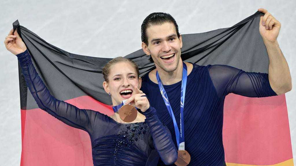 Minerva Hase (l) und Nikita Volodin (r) freuen sich über Olympia-Bronze.